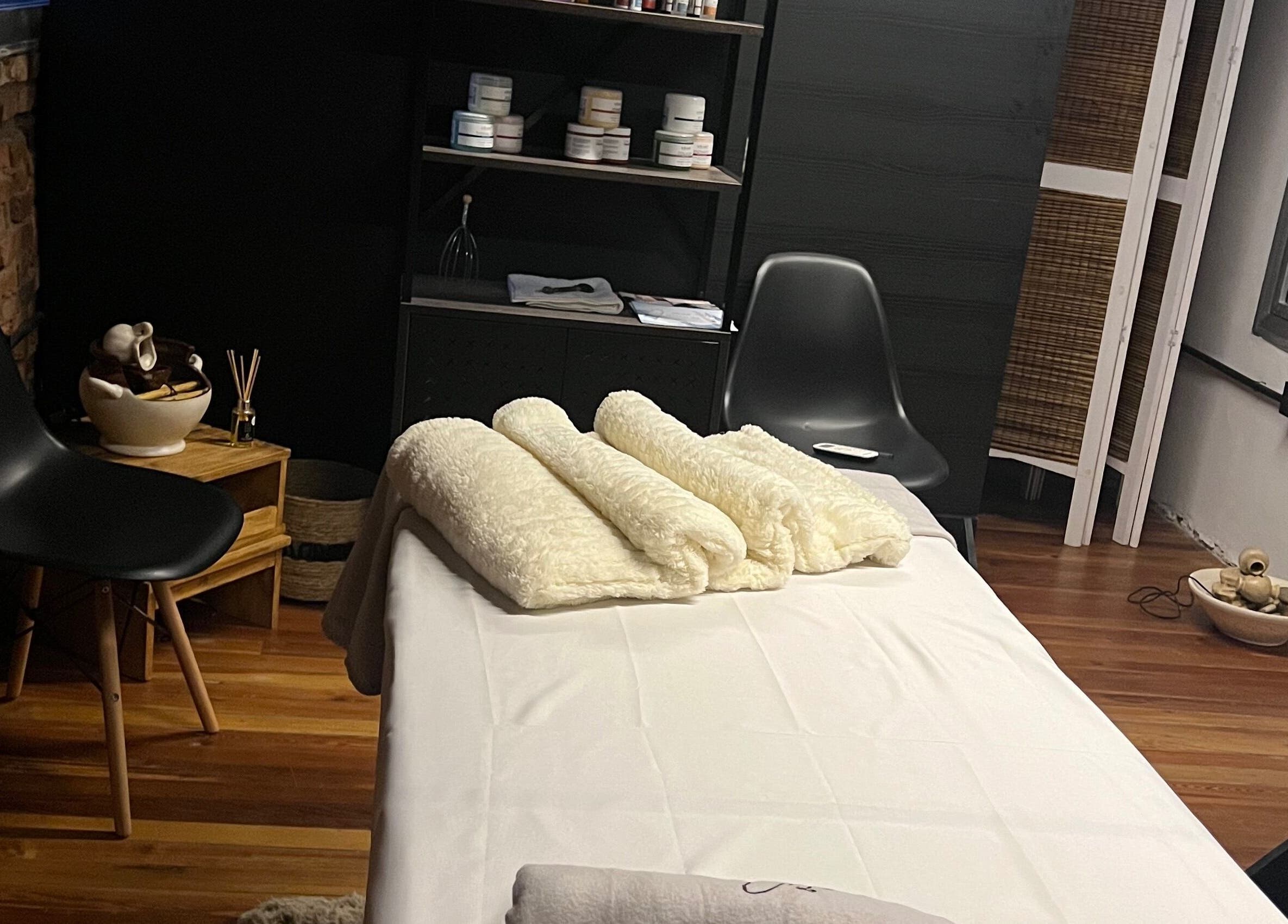 Sala de masajes en GM con decoración acogedora en Gualeguaychú, Entre Ríos, AR.