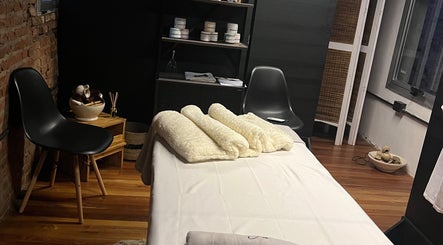 Sala de masajes en GM con decoración acogedora en Gualeguaychú, Entre Ríos, AR.