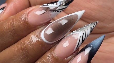 Nails Exquisite obrázek 2