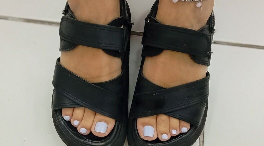 Esmalte blanco en pedicura en Pink Studio, San Isidro, Provincia De Buenos Aires, AR.