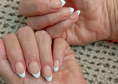 Uñas francesas impecables en Pink Studio, San Isidro, Provincia De Buenos Aires, AR.