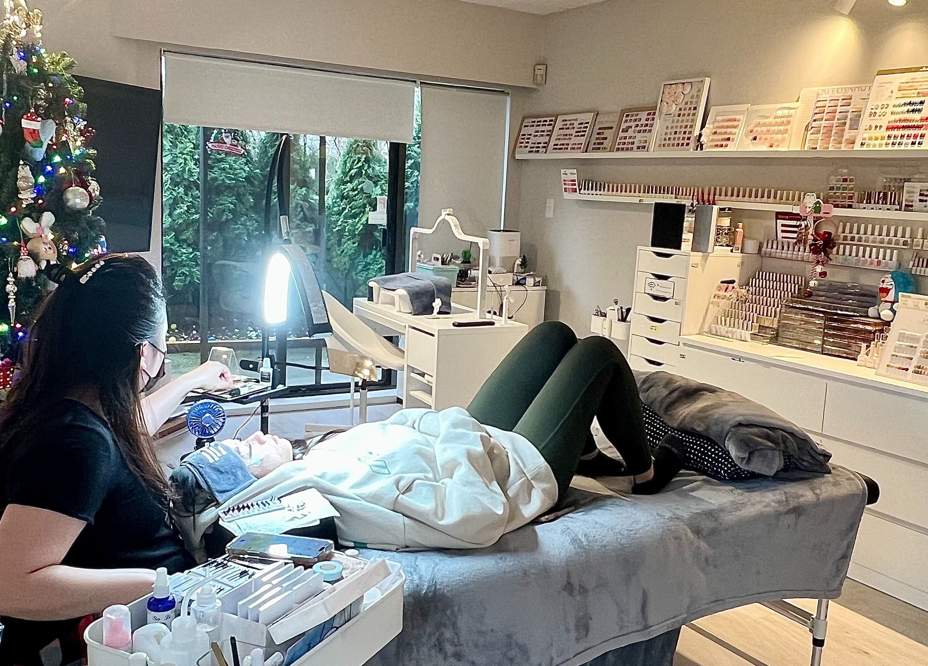 Fi Lash Nail Studio in Vancouver, BC, CA offers a relaxing lash treatment with holiday decor.