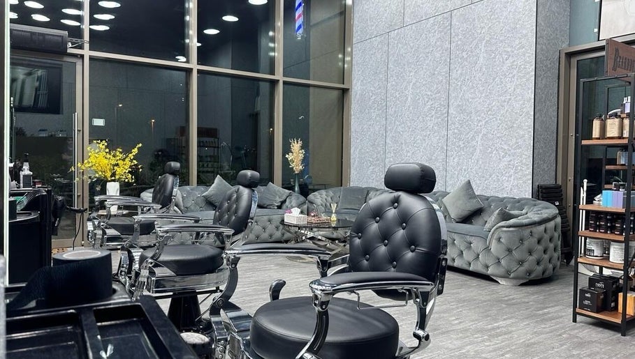 Sky J and C Gents Salon L.L.C imagem 1