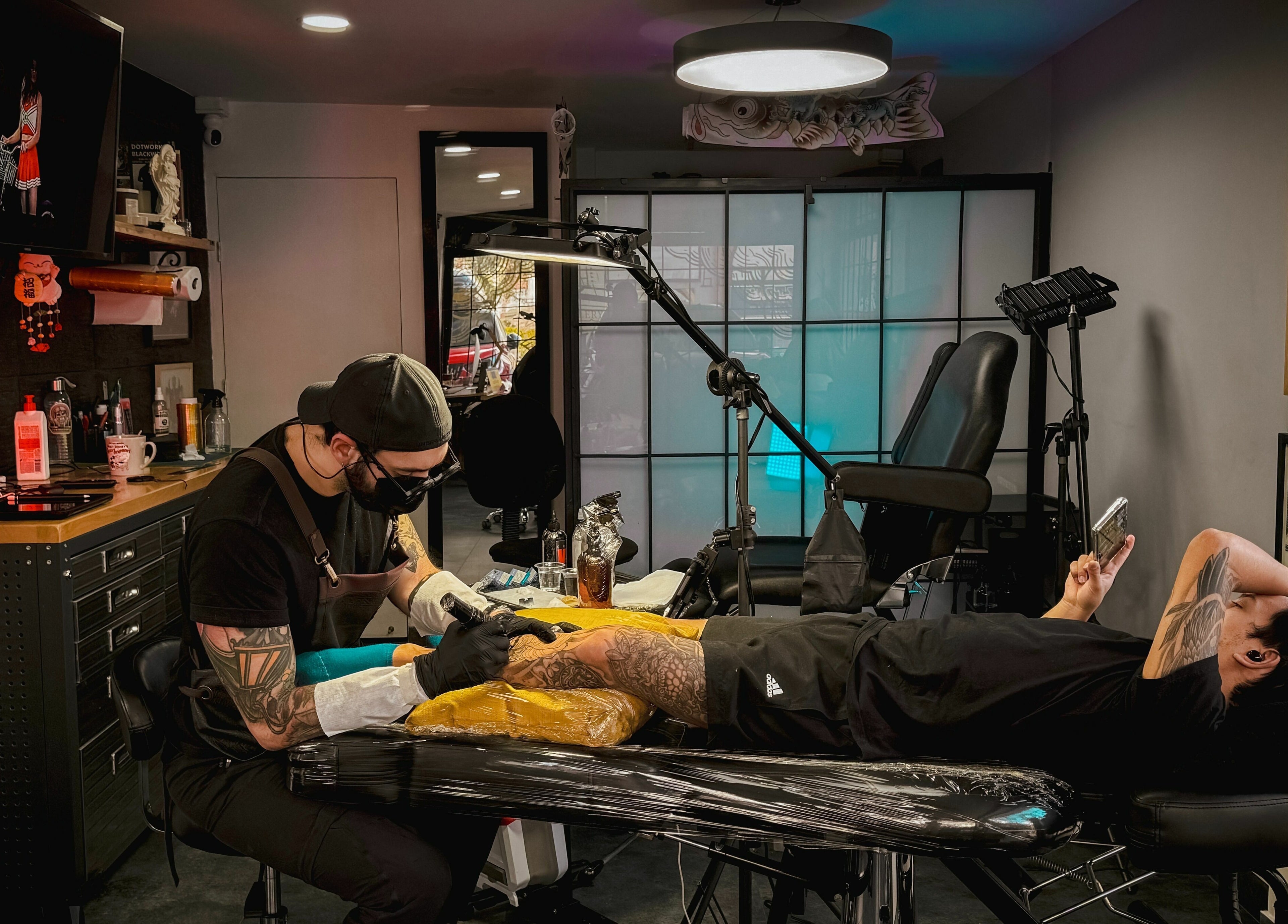 Artista de tatuajes trabajando en Black Beard's Tattoo Studio, Bogotá, Bogotá, CO.