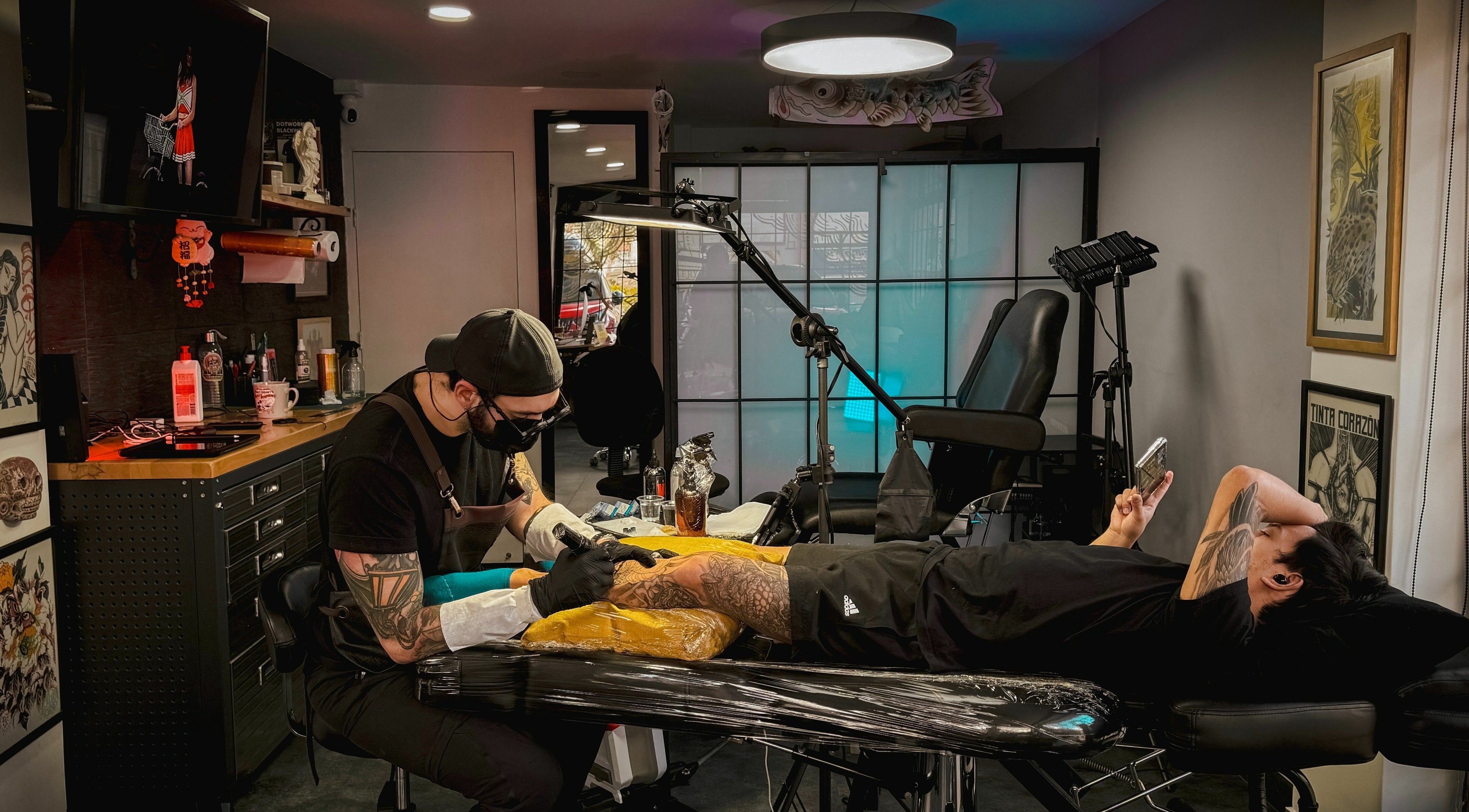Artista de tatuajes trabajando en Black Beard's Tattoo Studio, Bogotá, Bogotá, CO.
