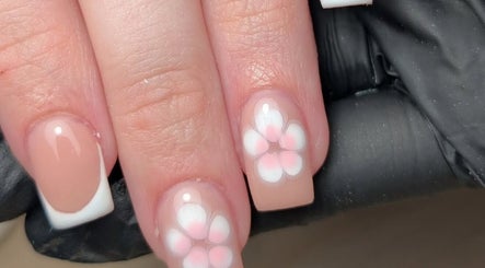 Floral nail art design at CXM Nails, Bangor, Northern Ireland, GB. Elegant pink and white flower accents.