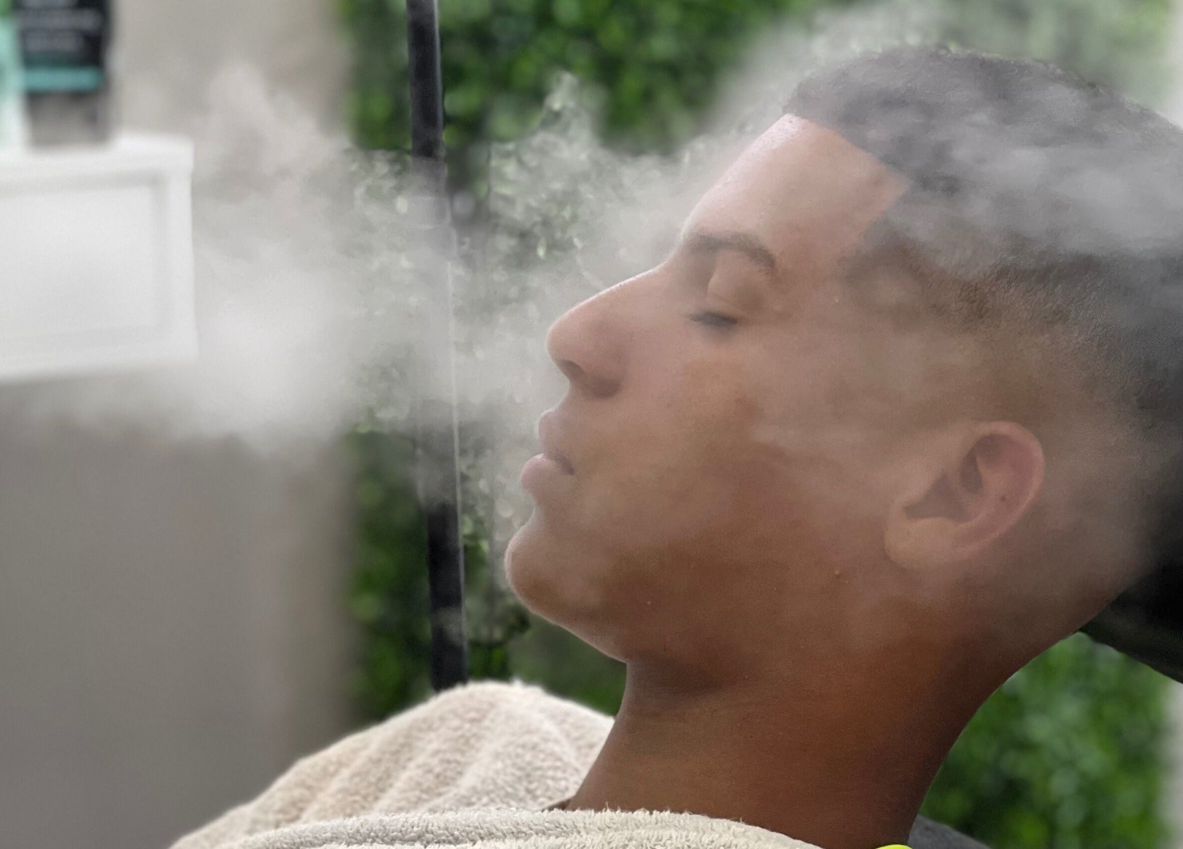 Tratamento facial a vapor no Unique Barbershop, Estoril, Lisboa, PT.