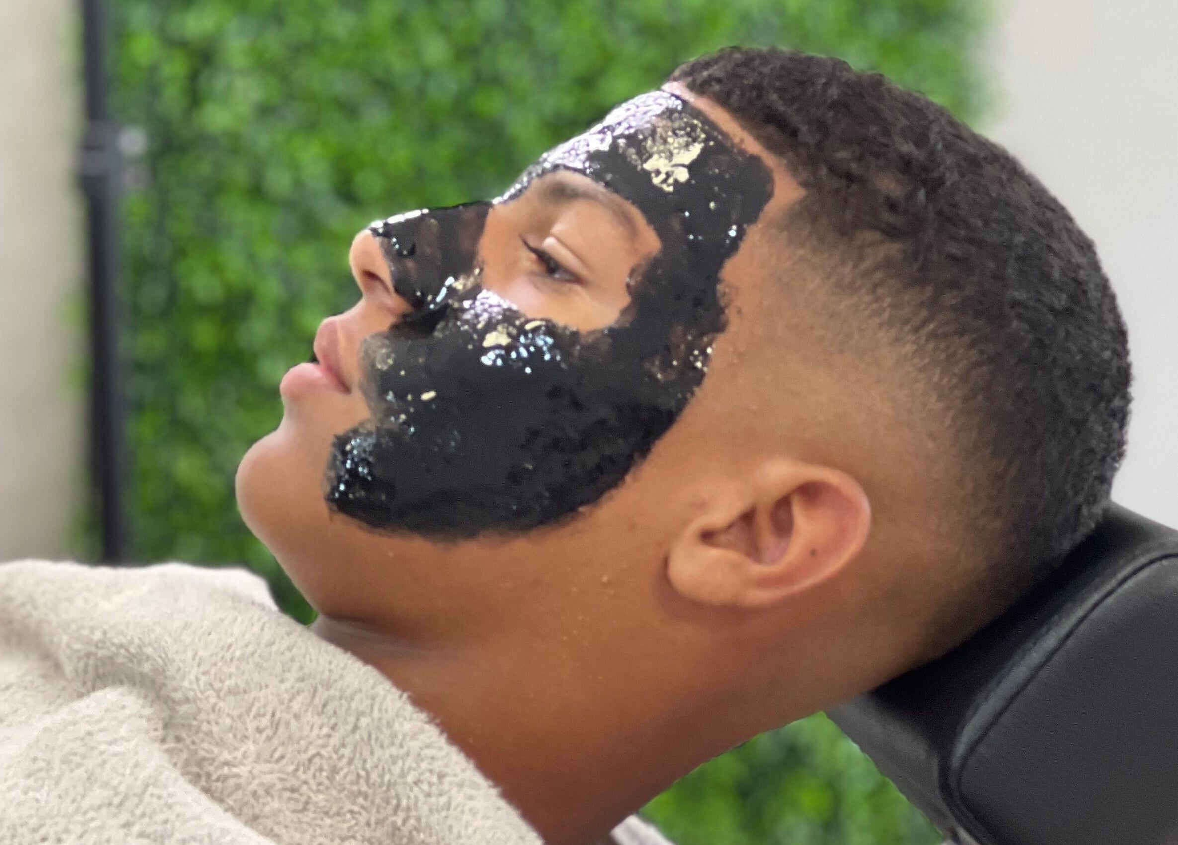 Tratamento facial relaxante na Unique Barbershop, Estoril, Lisboa, PT.