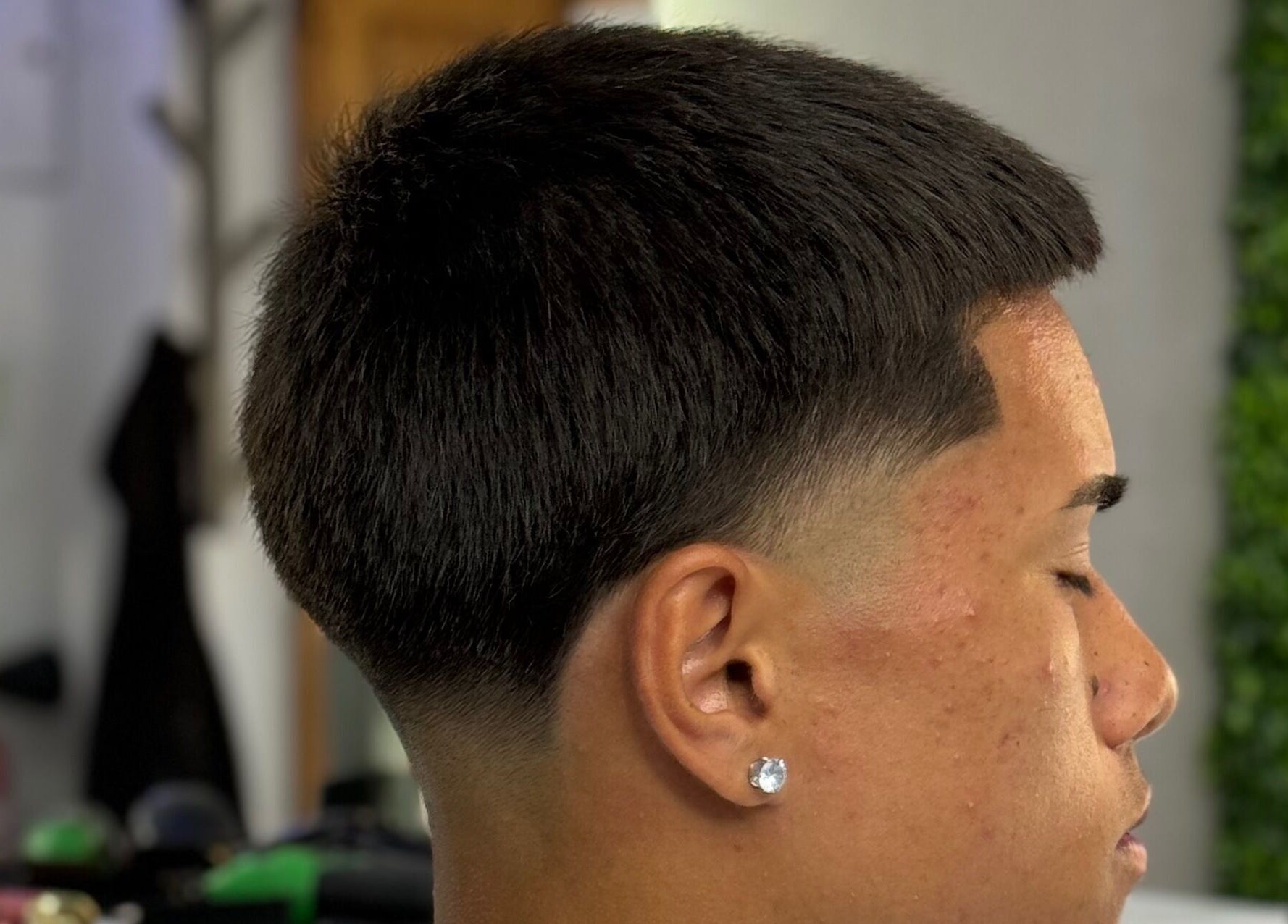 Cliente com corte moderno na Unique Barbershop, Estoril, Lisboa, PT.