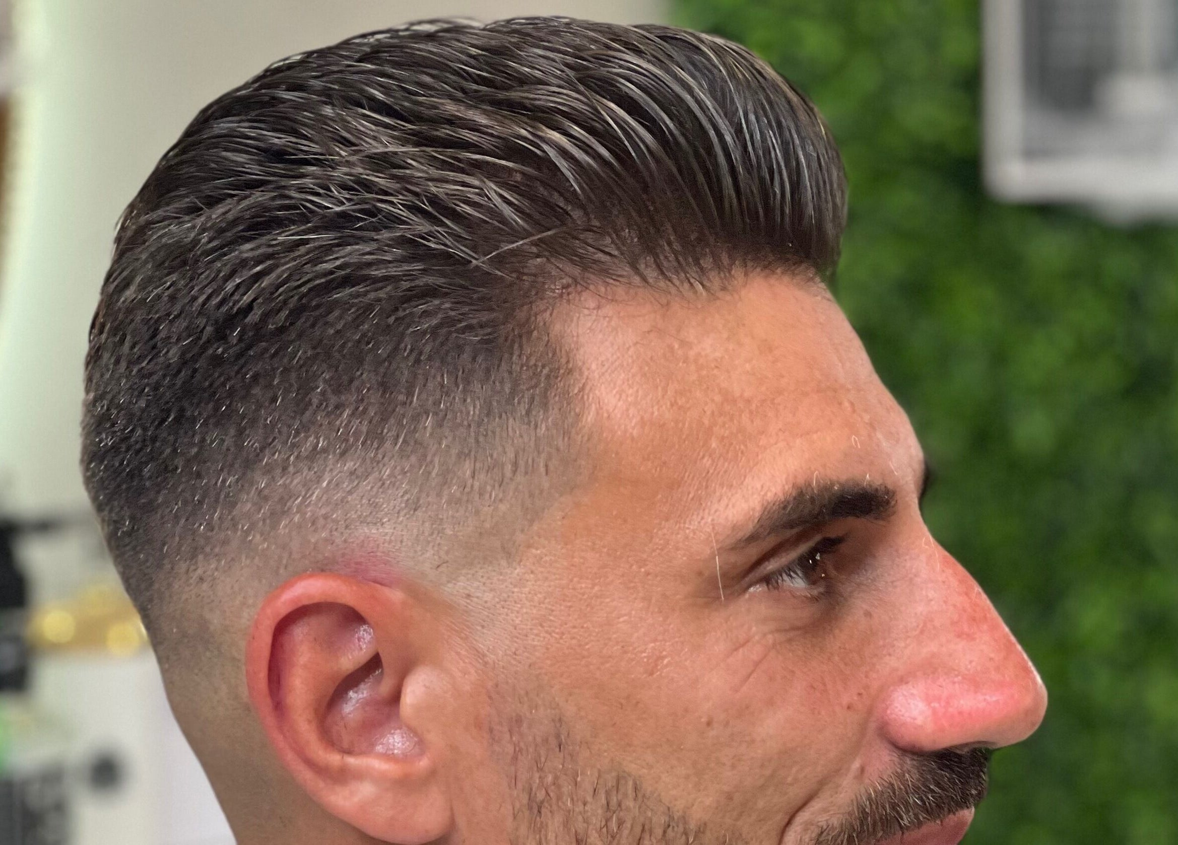 Corte elegante em Unique Barbershop, Estoril, Lisboa, PT. Perfeito para um visual moderno e limpo.