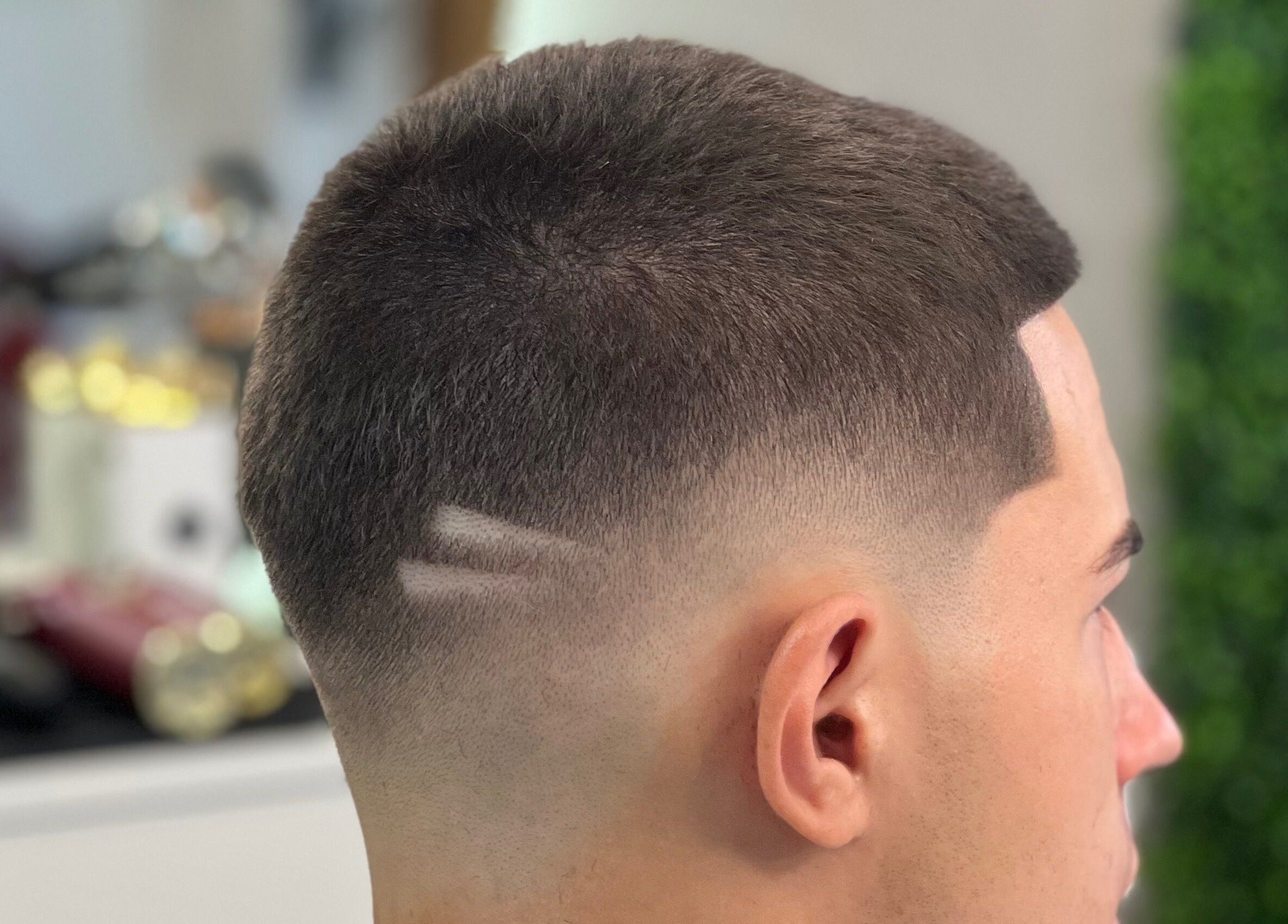 Corte de cabelo moderno na Unique Barbershop, Estoril, Lisboa, PT, valorizando estilo único e tendência.