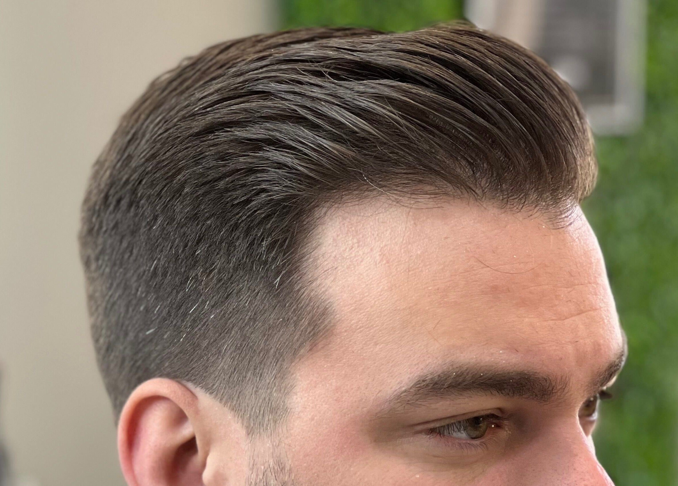 Corte de cabelo moderno na Unique Barbershop, Estoril, Lisboa, PT, destacando estilo e elegância.