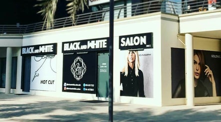 Black and White Salon kép 3