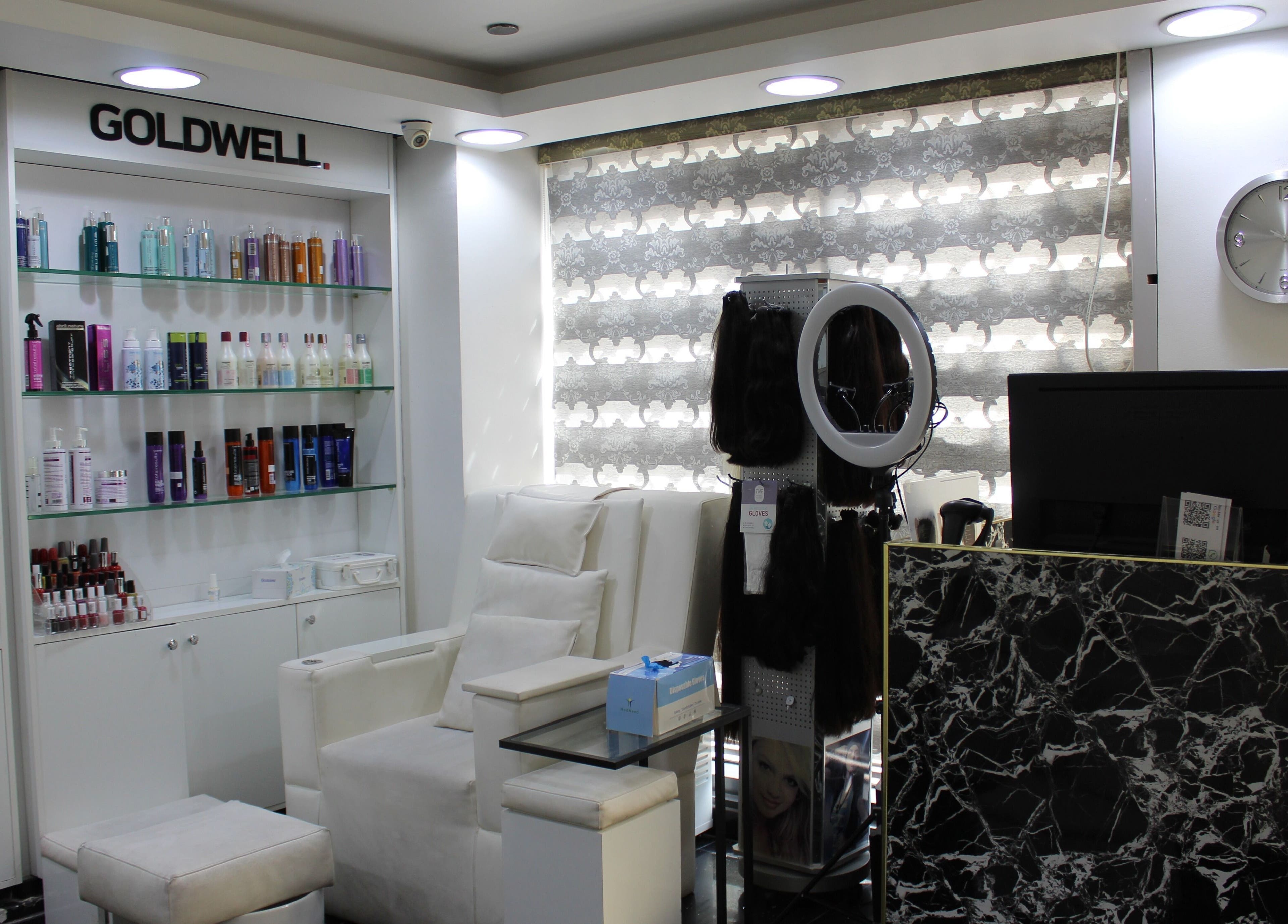 Elegant lounge area at Black & White Salon, Dubai, Dubai, AE with plush seating and premium products.