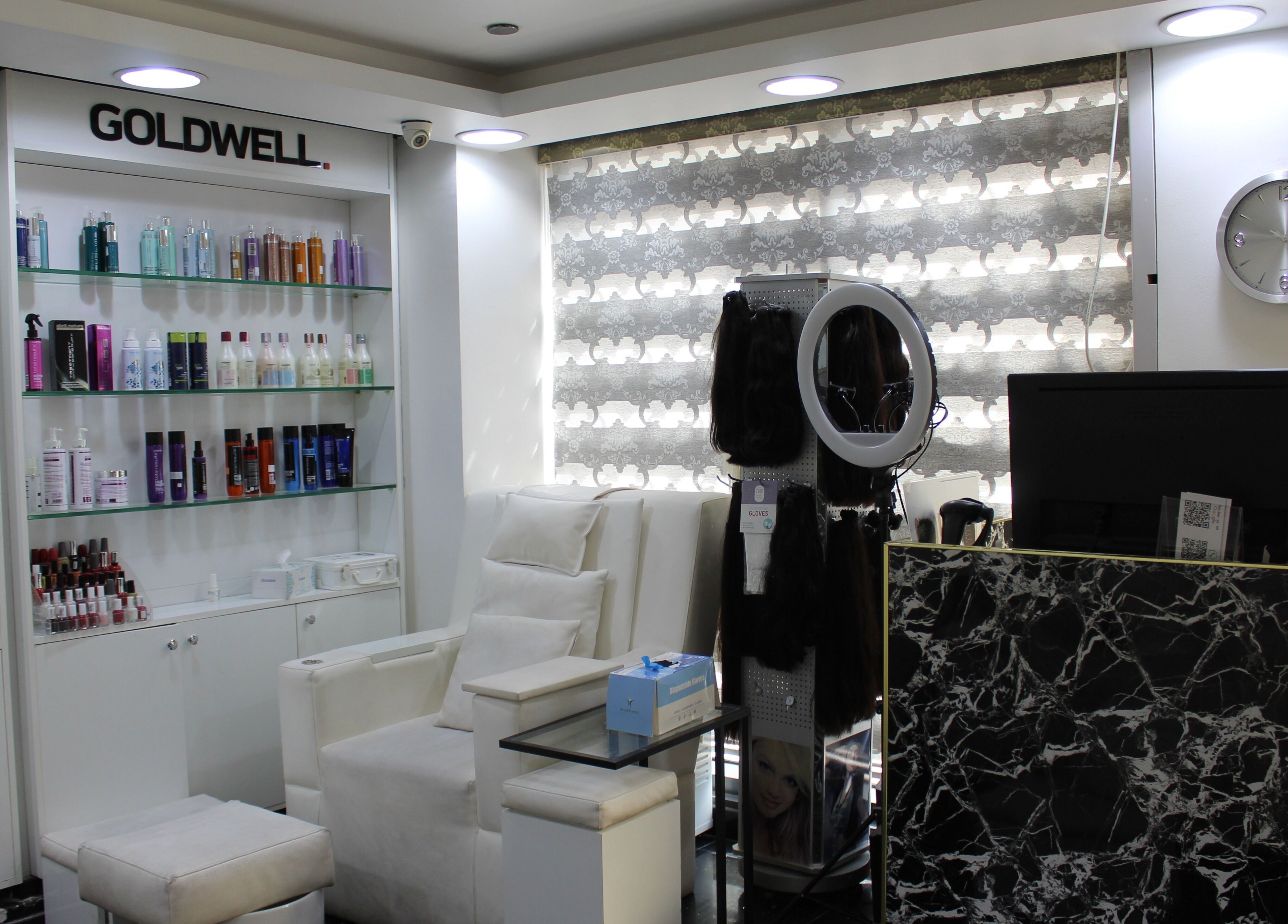 Elegant lounge area at Black & White Salon, Dubai, Dubai, AE with plush seating and premium products.