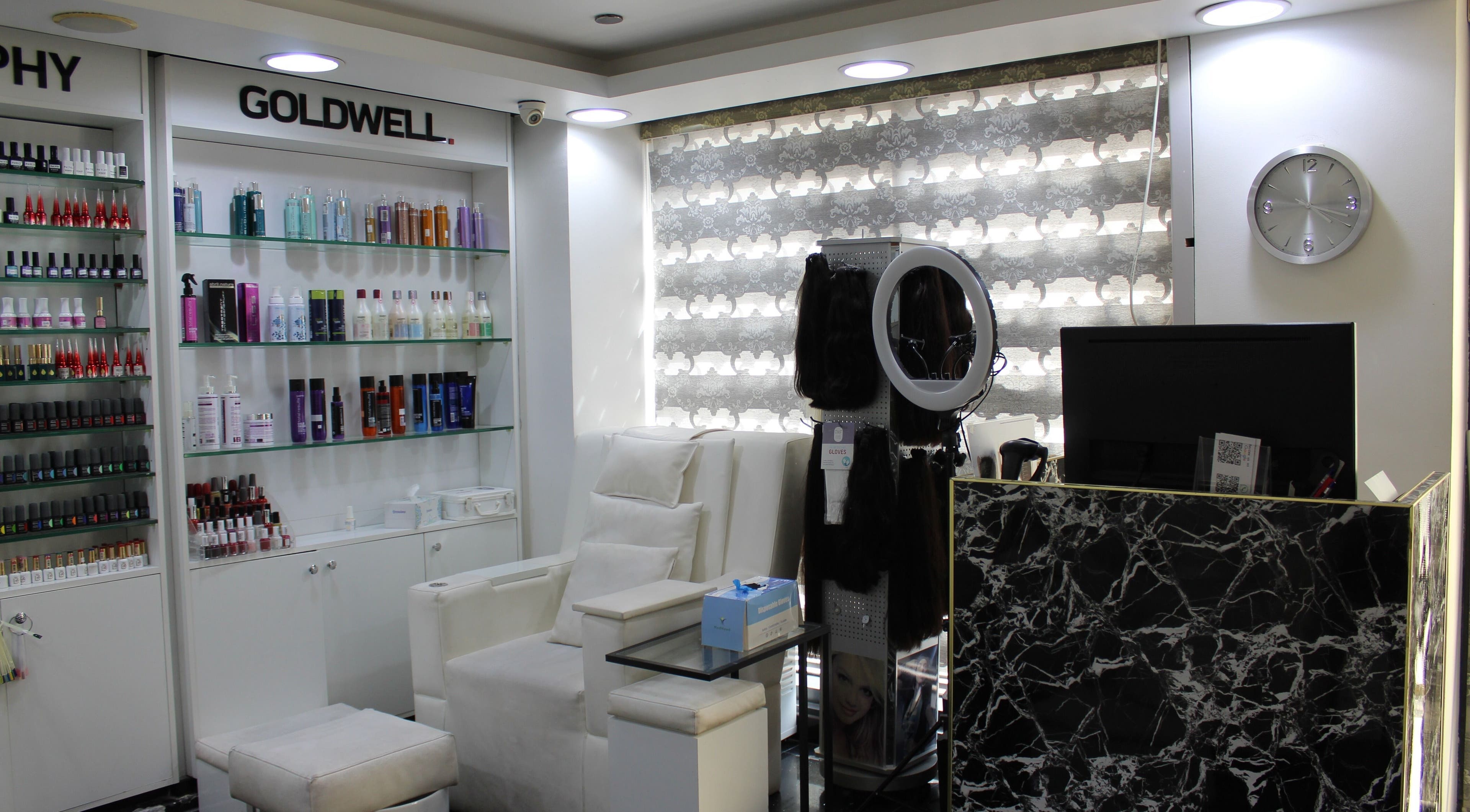 Elegant lounge area at Black & White Salon, Dubai, Dubai, AE with plush seating and premium products.