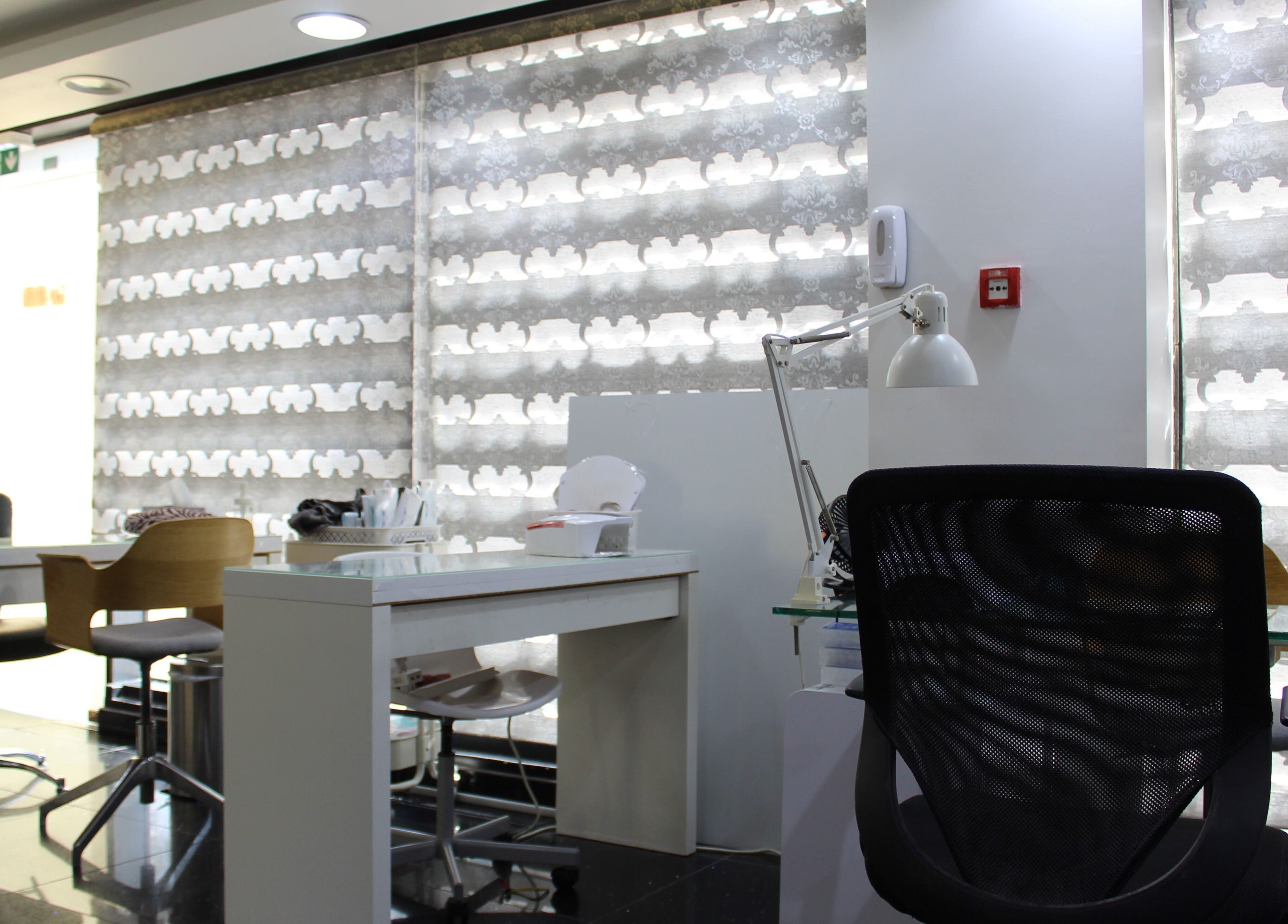 Modern interior of Black & White Salon in Dubai, Dubai, AE with stylish workstations and contemporary decor.