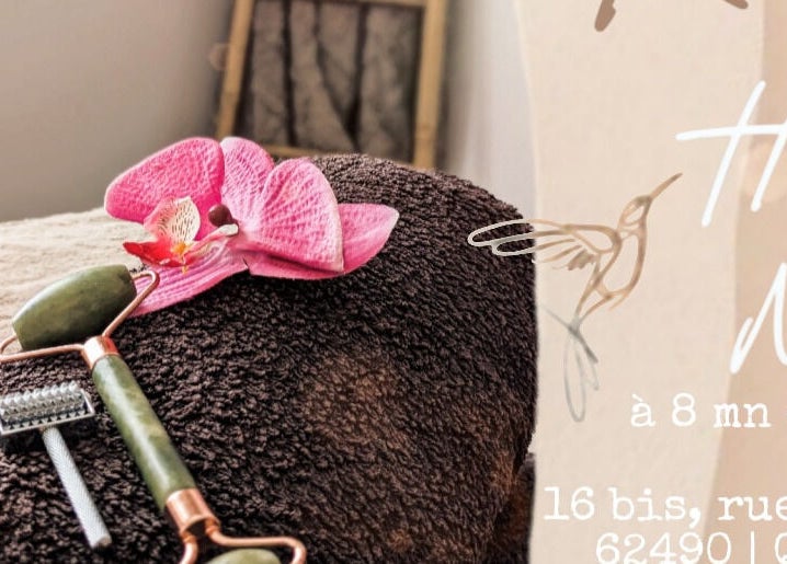 Accessoires de Kobido chez Hélène Nova, Quiéry-la-motte, Hauts-de-france, FR, sur une serviette douce.