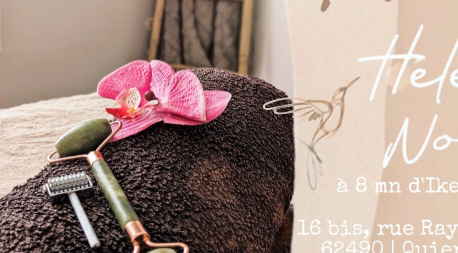 Accessoires de Kobido chez Hélène Nova, Quiéry-la-motte, Hauts-de-france, FR, sur une serviette douce.