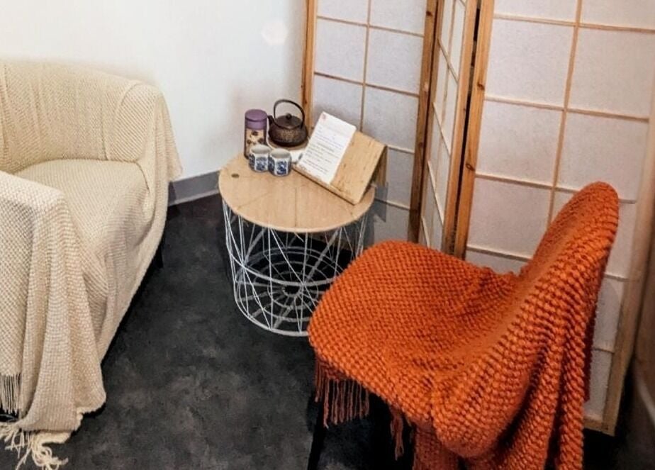 Espace détente chez Hélène Nova - Kobido à Quiéry-la-motte, Hauts-de-france, FR, avec un fauteuil et table.