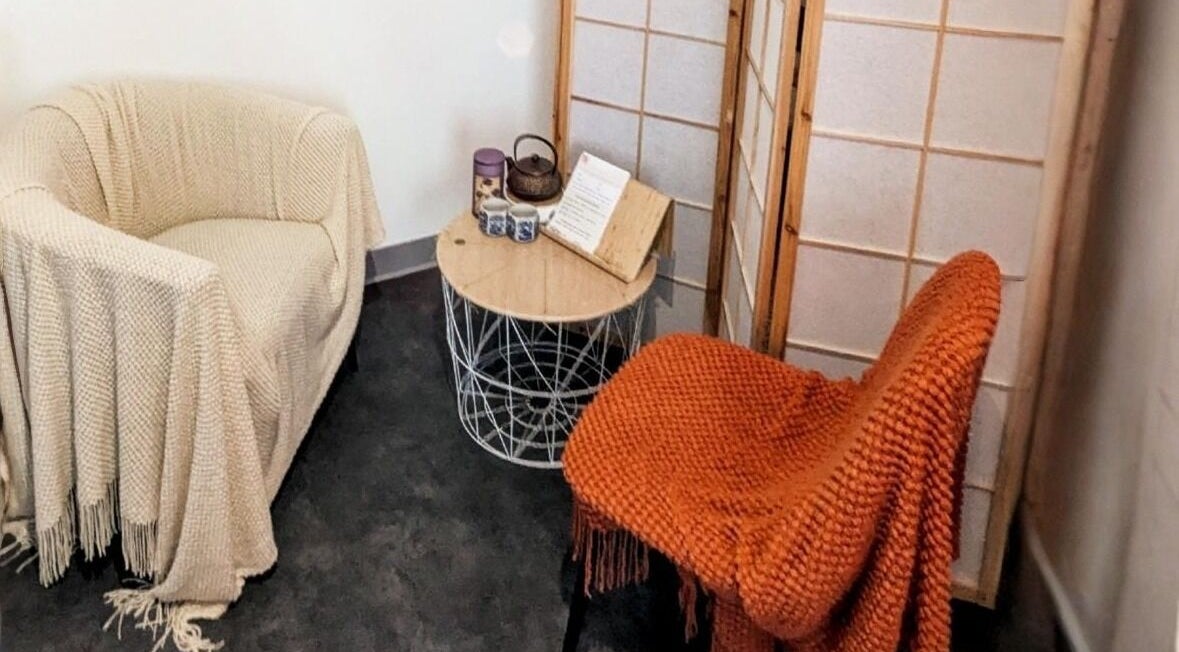 Espace détente chez Hélène Nova - Kobido à Quiéry-la-motte, Hauts-de-france, FR, avec un fauteuil et table.