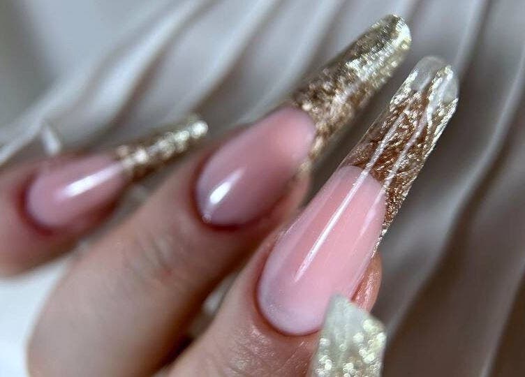 Elegante goldene Nageldesigns bei VG Beauty Center, Aschheim, Bayern, DE.