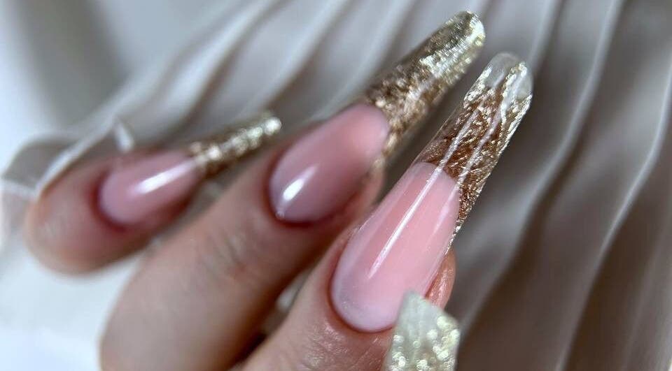 Elegante goldene Nageldesigns bei VG Beauty Center, Aschheim, Bayern, DE.