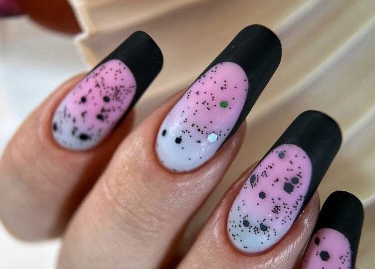 Elegantes Nageldesign bei VG Beauty Center, Aschheim, Bayern, DE. Rosa und schwarz mit feinen Details.