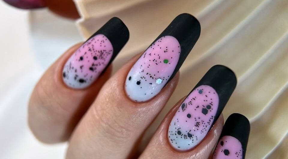 Elegantes Nageldesign bei VG Beauty Center, Aschheim, Bayern, DE. Rosa und schwarz mit feinen Details.