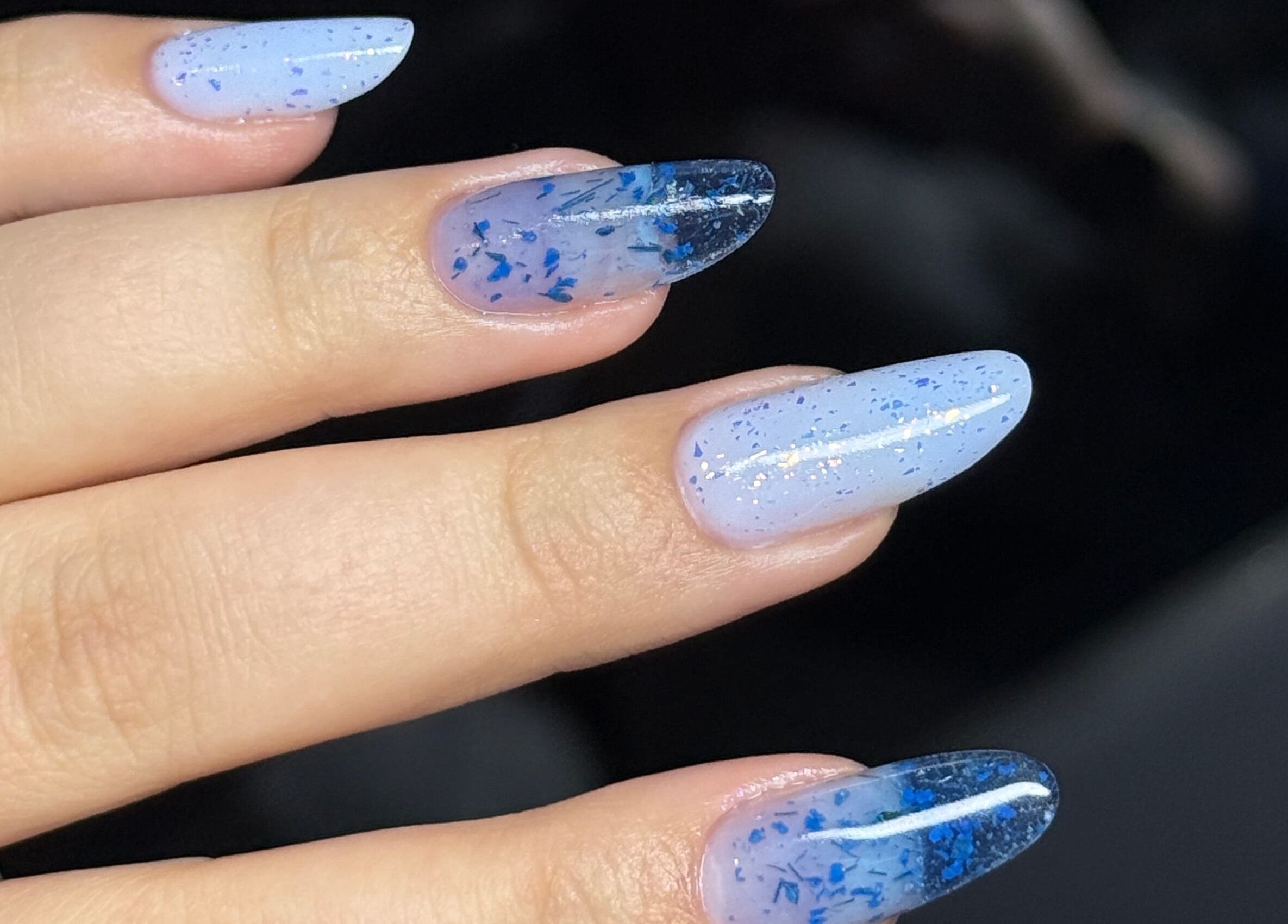 Elegantes blaues Nageldesign bei VG Beauty Center, Aschheim, Bayern, DE.