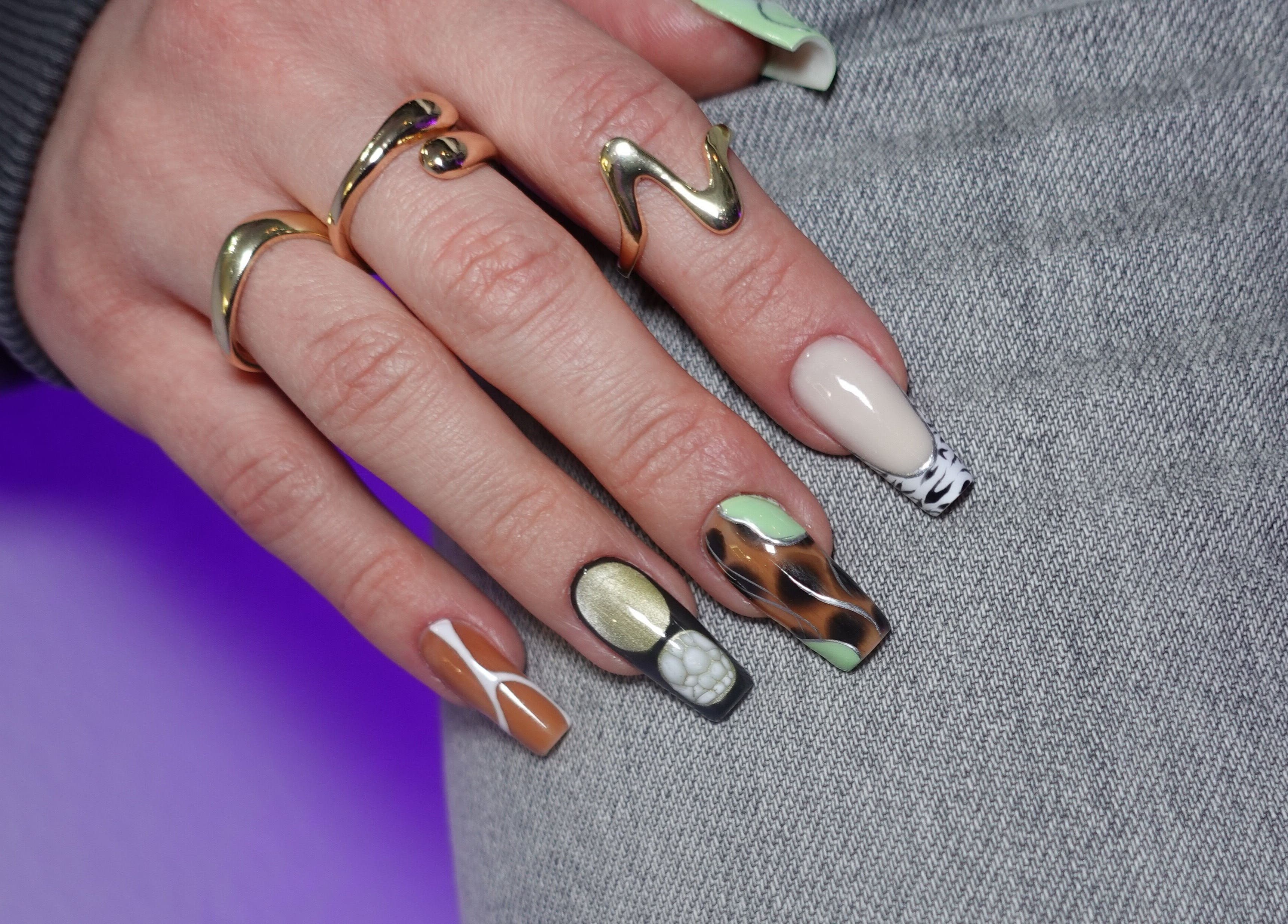 Stilvolle Nageldesigns bei VG Beauty Center, Aschheim, Bayern, DE. Perfekte Maniküre mit kreativen Mustern.