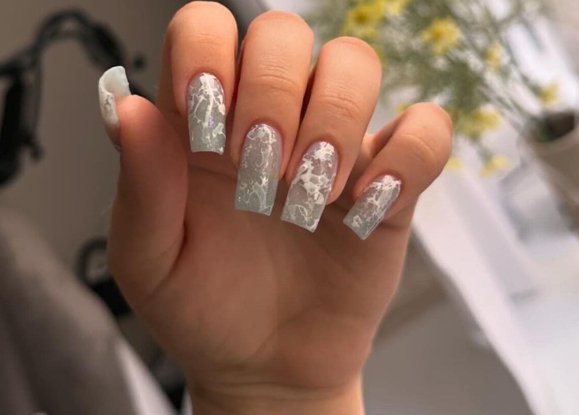 Elegante, kunstvolle Nägel bei VG Beauty Center in Aschheim, Bayern, DE in zartem Marmor-Design.