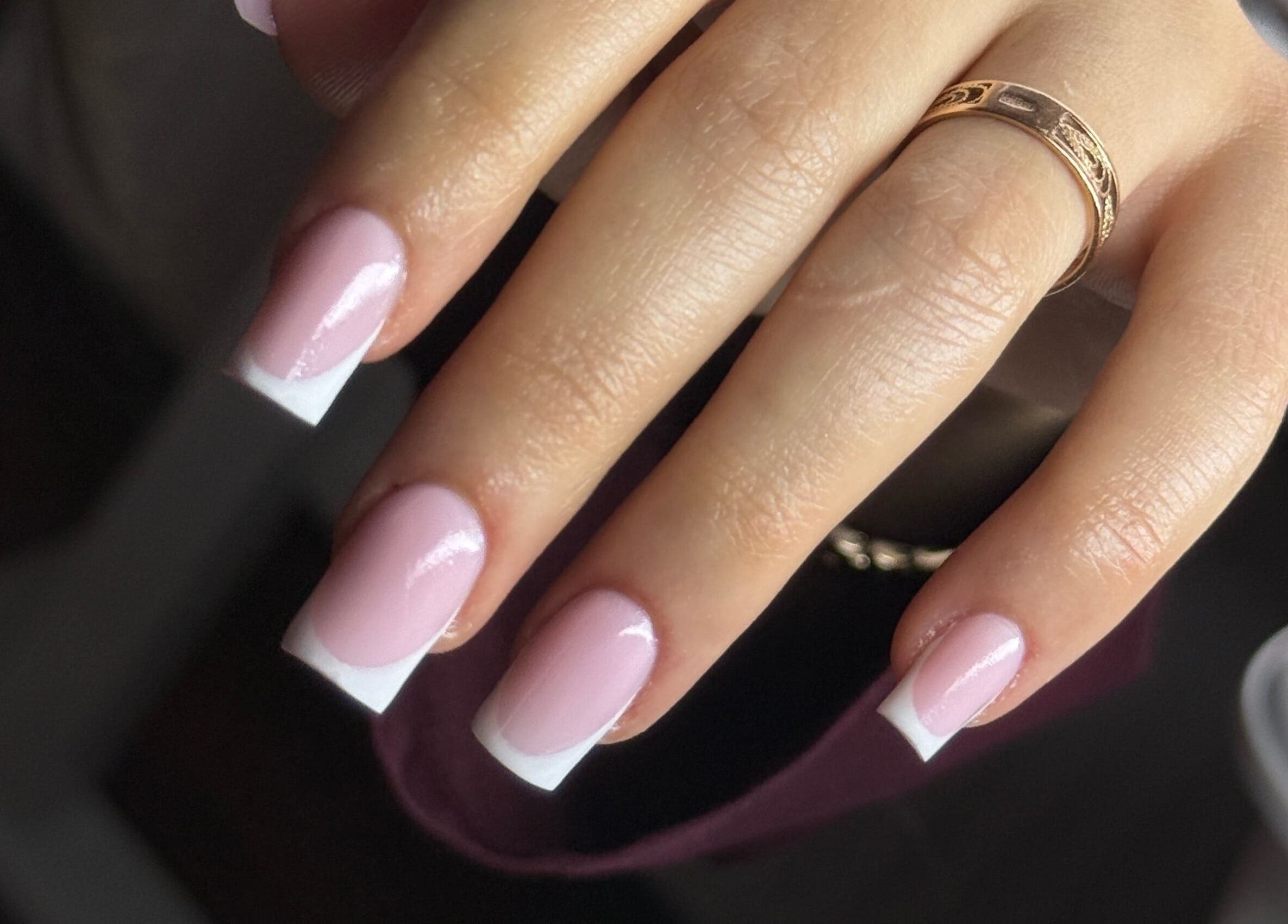 Perfekte French Maniküre bei VG Beauty Center, Aschheim, Bayern, DE für stilvolle Hände.