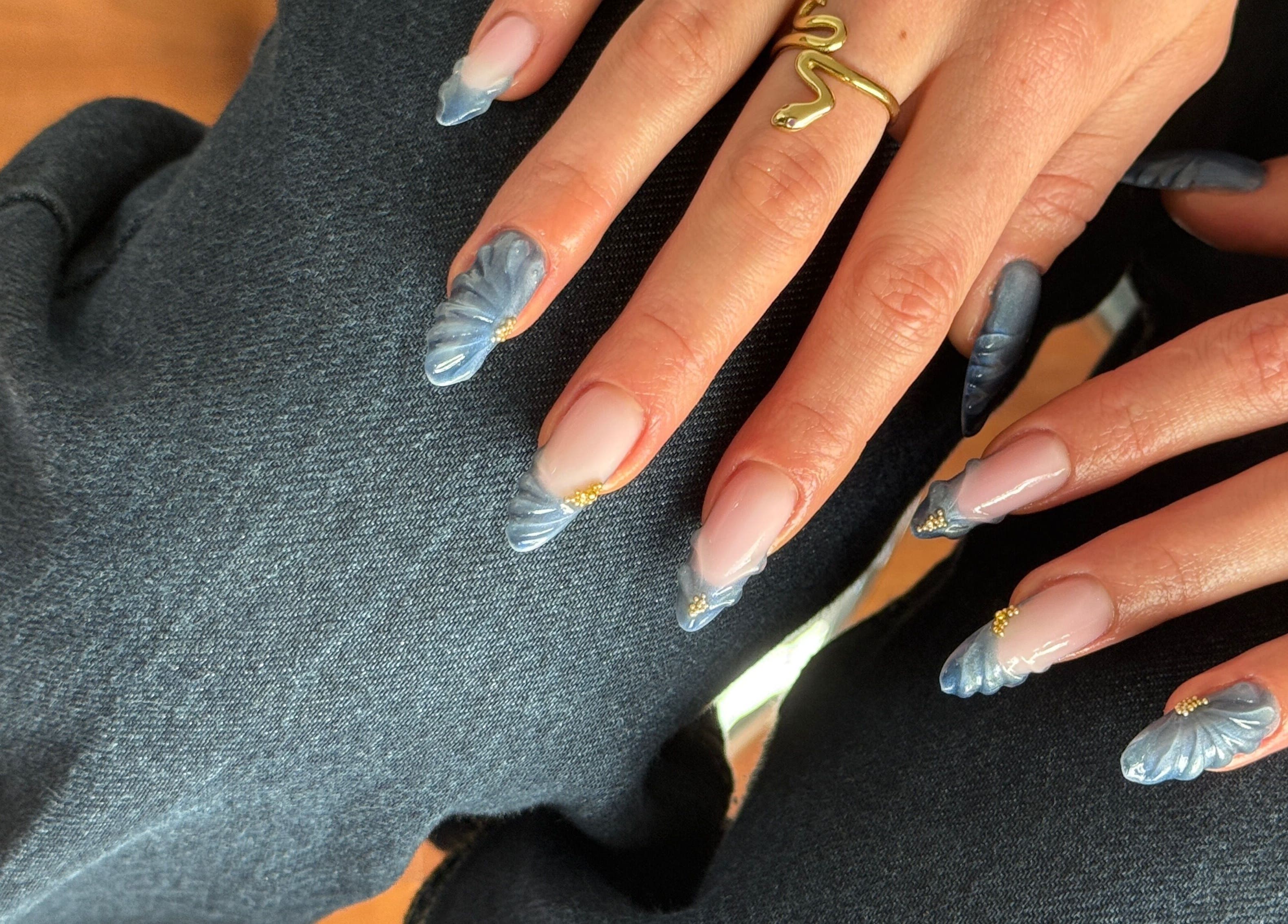 Künstlerische Nägel bei VG Beauty Center, Aschheim, Bayern, DE, mit blauer Verzierung und Goldakzenten.