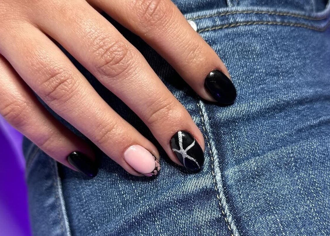 Maniküre mit schwarzem und rosa Design bei VG Beauty Center, Aschheim, Bayern, DE.