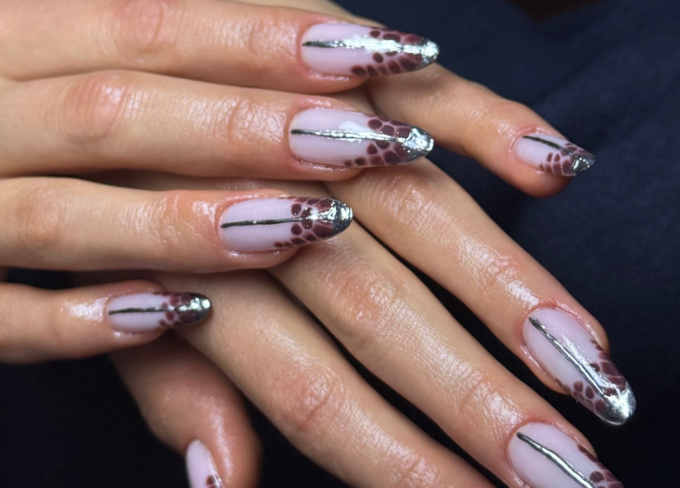 Elegante Nageldesigns bei VG Beauty Center, Aschheim, Bayern, DE.