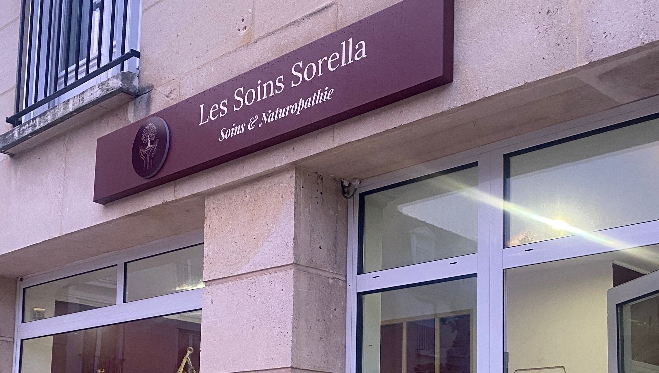 Enseigne de Les Soins Sorella à Chambourcy, Île-de-france, FR. Soins & naturopathie.