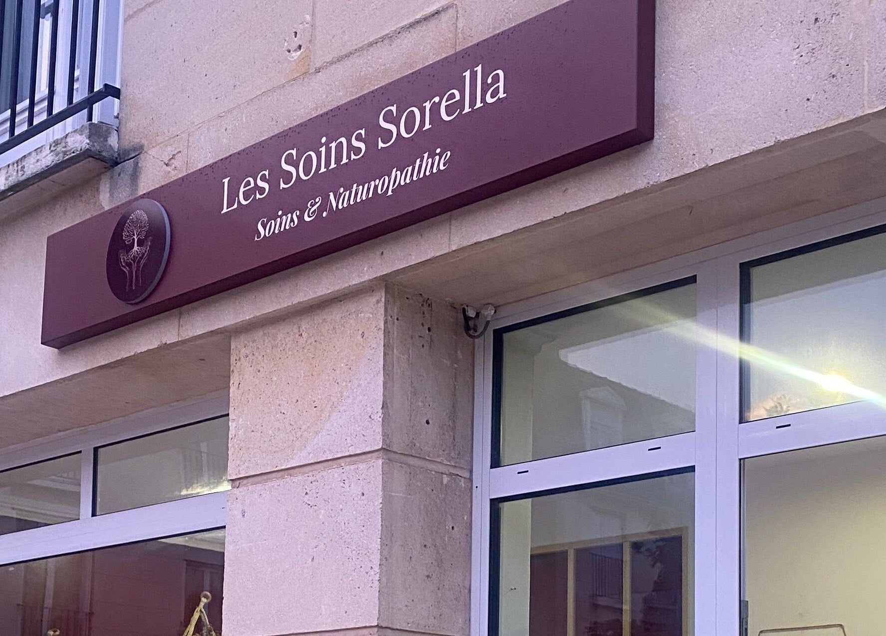 Enseigne de Les Soins Sorella à Chambourcy, Île-de-france, FR. Soins & naturopathie.
