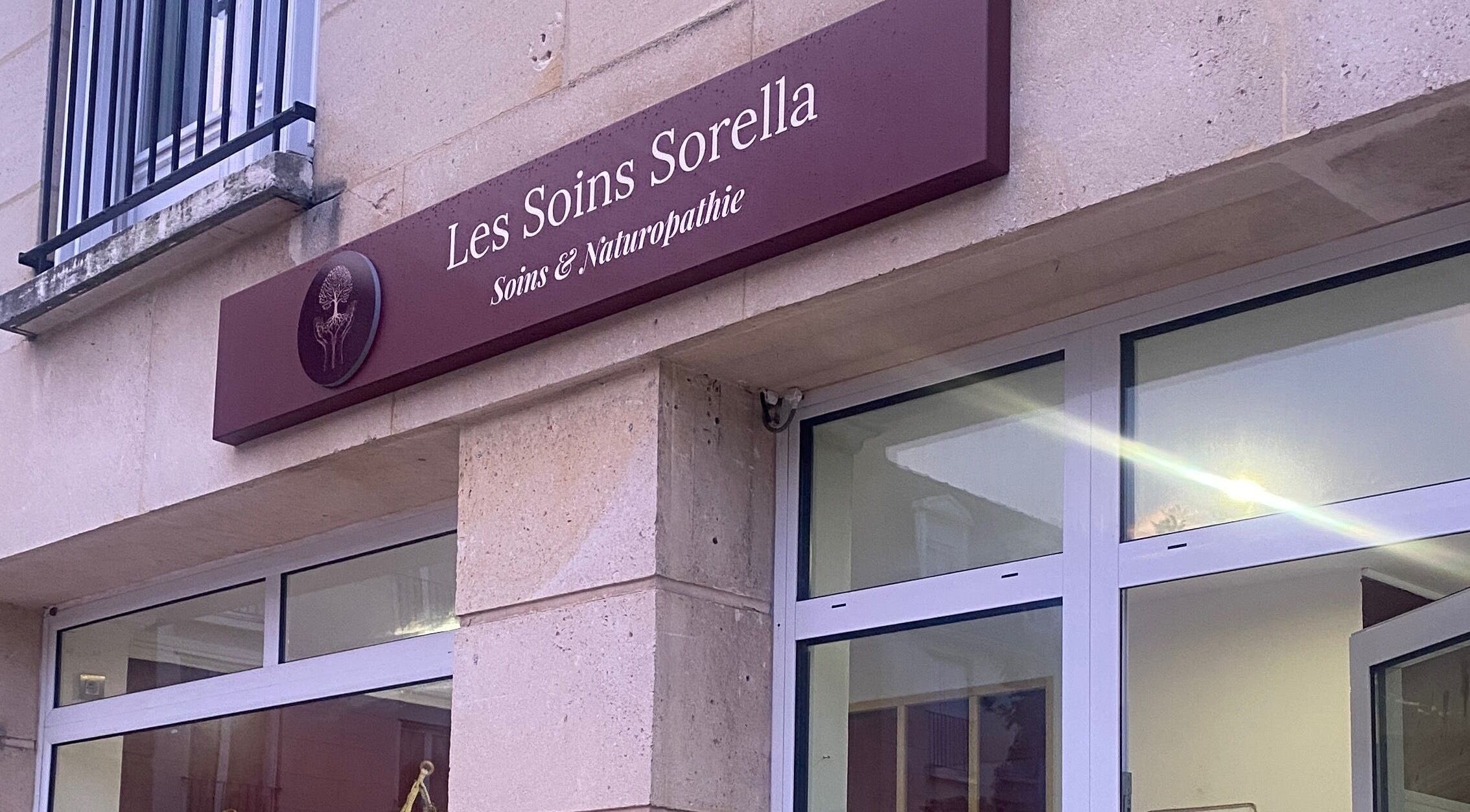 Enseigne de Les Soins Sorella à Chambourcy, Île-de-france, FR. Soins & naturopathie.