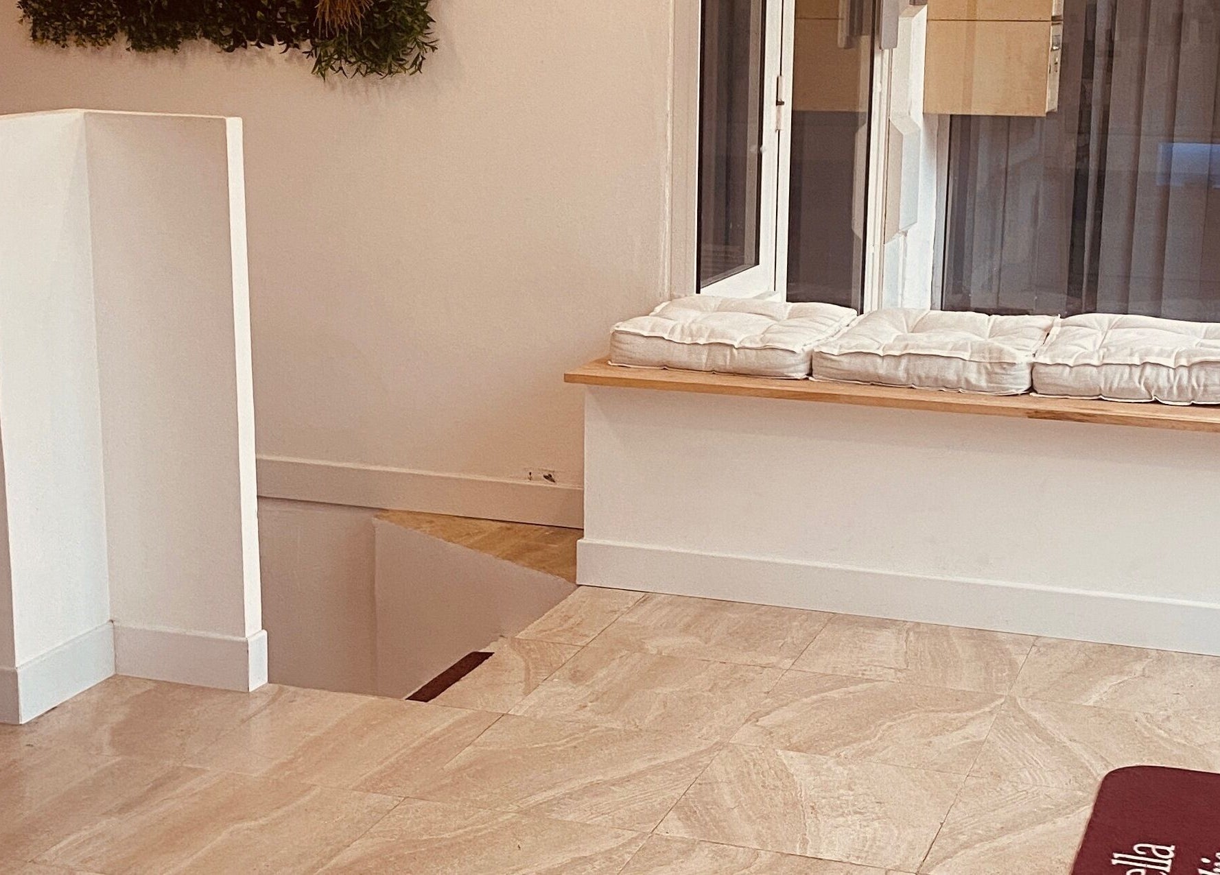 Entrée élégante avec coussins à Les Soins Sorella, Chambourcy, Île-de-France, FR.