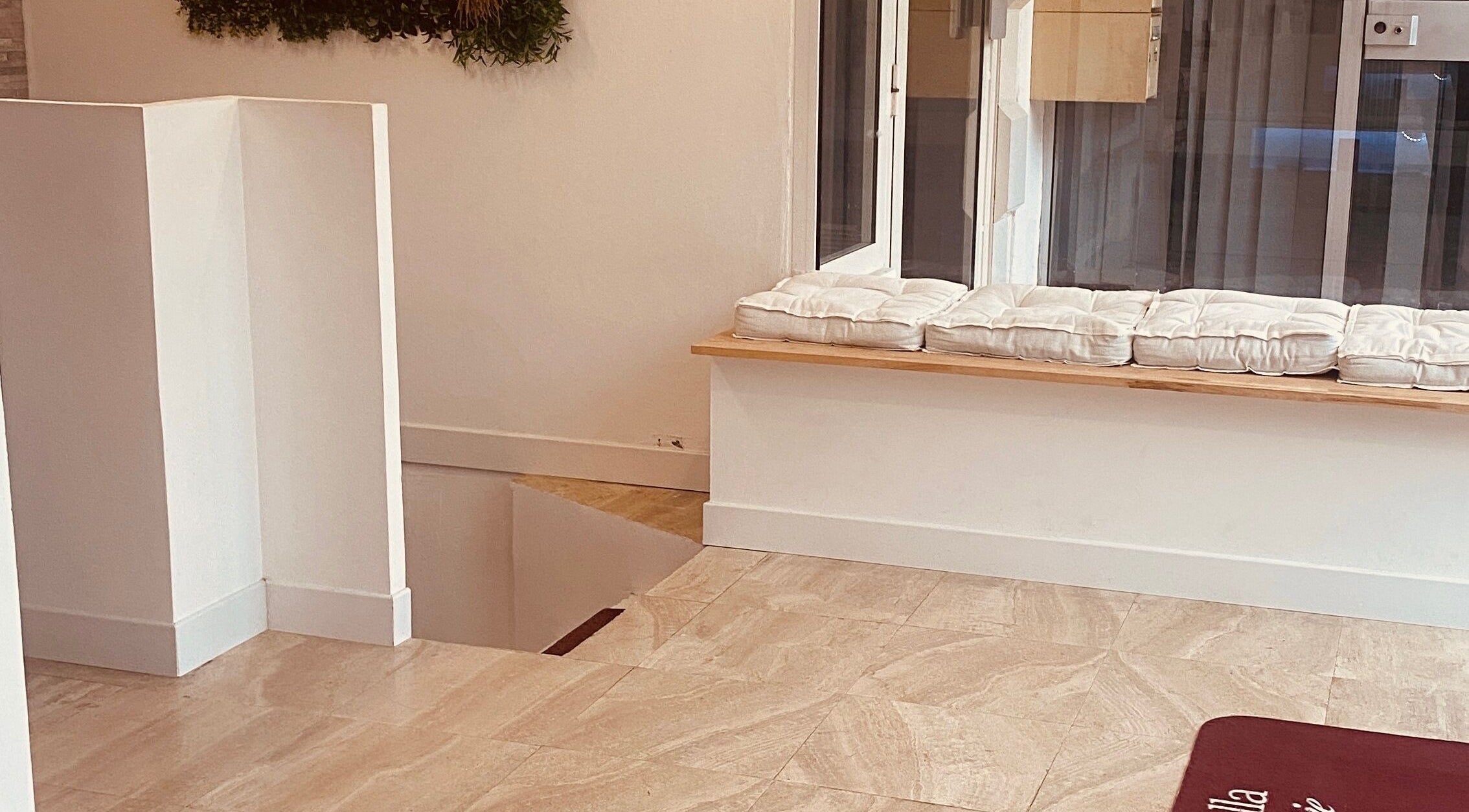 Entrée élégante avec coussins à Les Soins Sorella, Chambourcy, Île-de-France, FR.