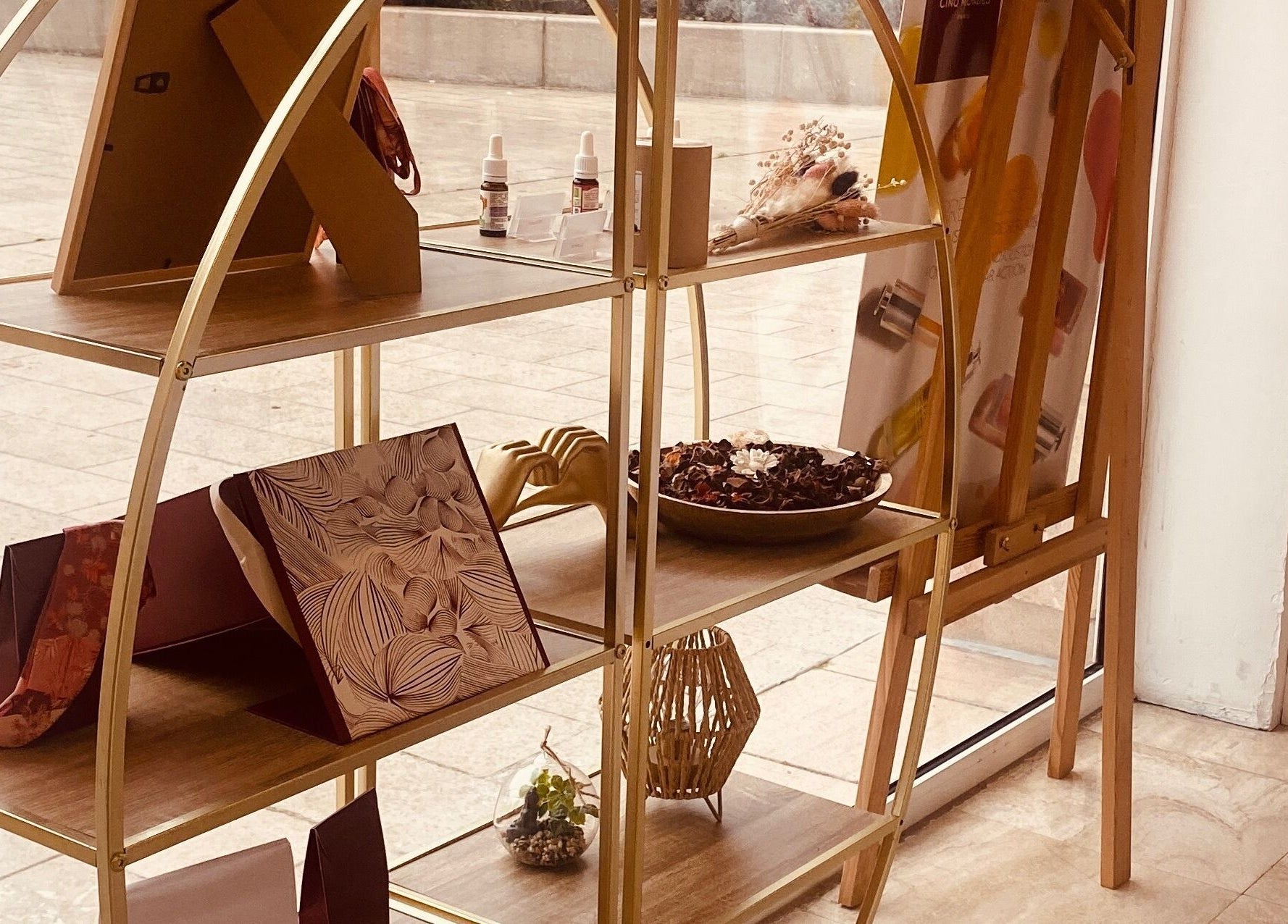 Étagère moderne et élégante avec produits de bien-être chez Les Soins Sorella, Chambourcy, Île-de-France, FR.