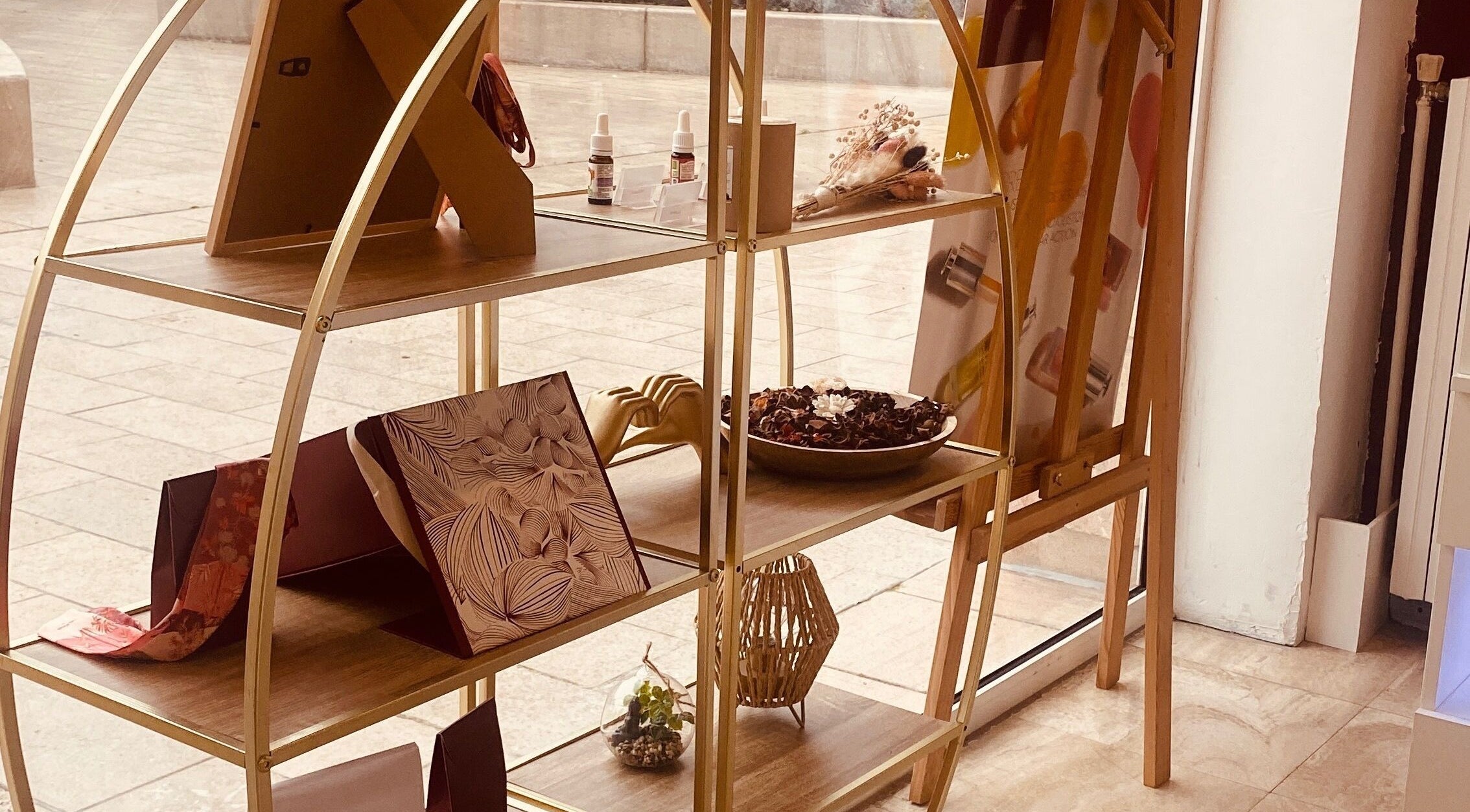 Étagère moderne et élégante avec produits de bien-être chez Les Soins Sorella, Chambourcy, Île-de-France, FR.