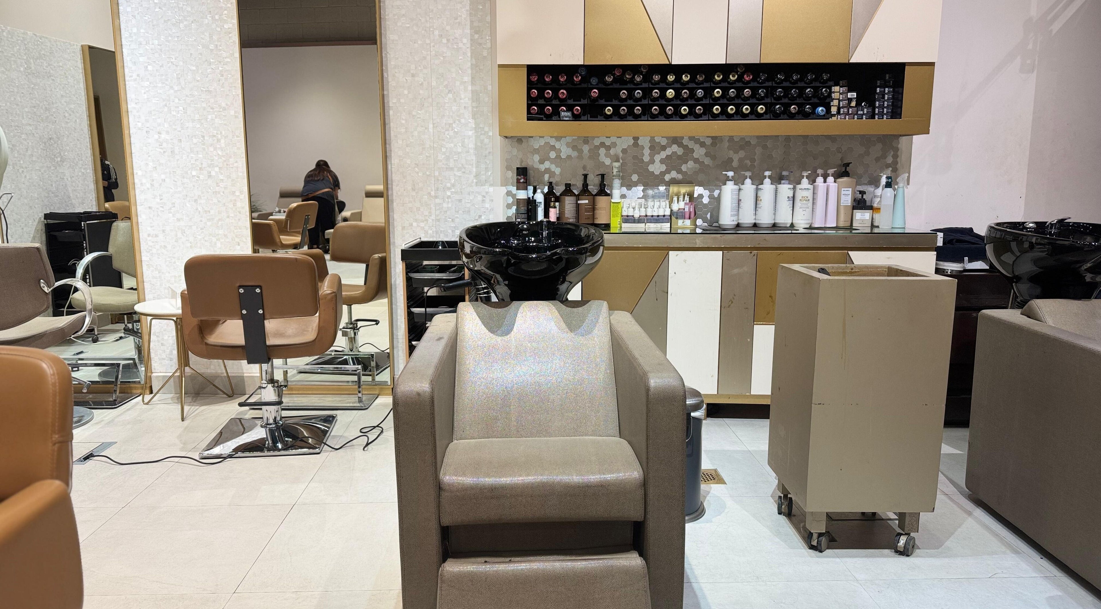 Chic hair wash station at Momentous Beauty Lounge, دبي, دبي, AE showcasing modern salon chairs and products.