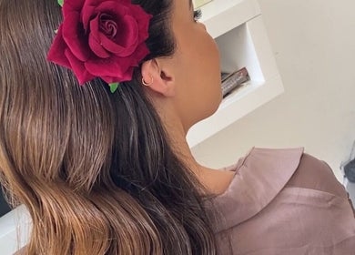 Cabelo elegante com flor vermelha na Linha’S Definidas, Vila Nova De Famalicão, Braga, PT.