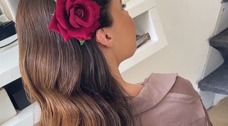 Cabelo elegante com flor vermelha na Linha’S Definidas, Vila Nova De Famalicão, Braga, PT.