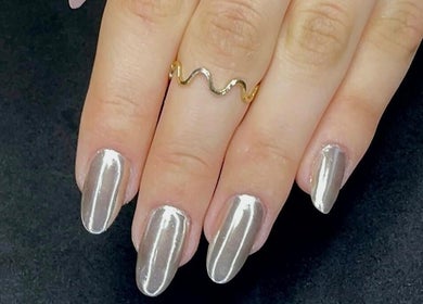 Design de unhas espelhadas em Linha’S Definidas, Vila Nova De Famalicão, Braga, PT. Beleza sofisticada.