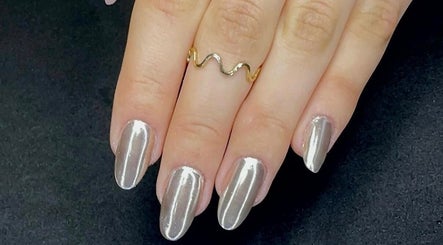 Design de unhas espelhadas em Linha’S Definidas, Vila Nova De Famalicão, Braga, PT. Beleza sofisticada.