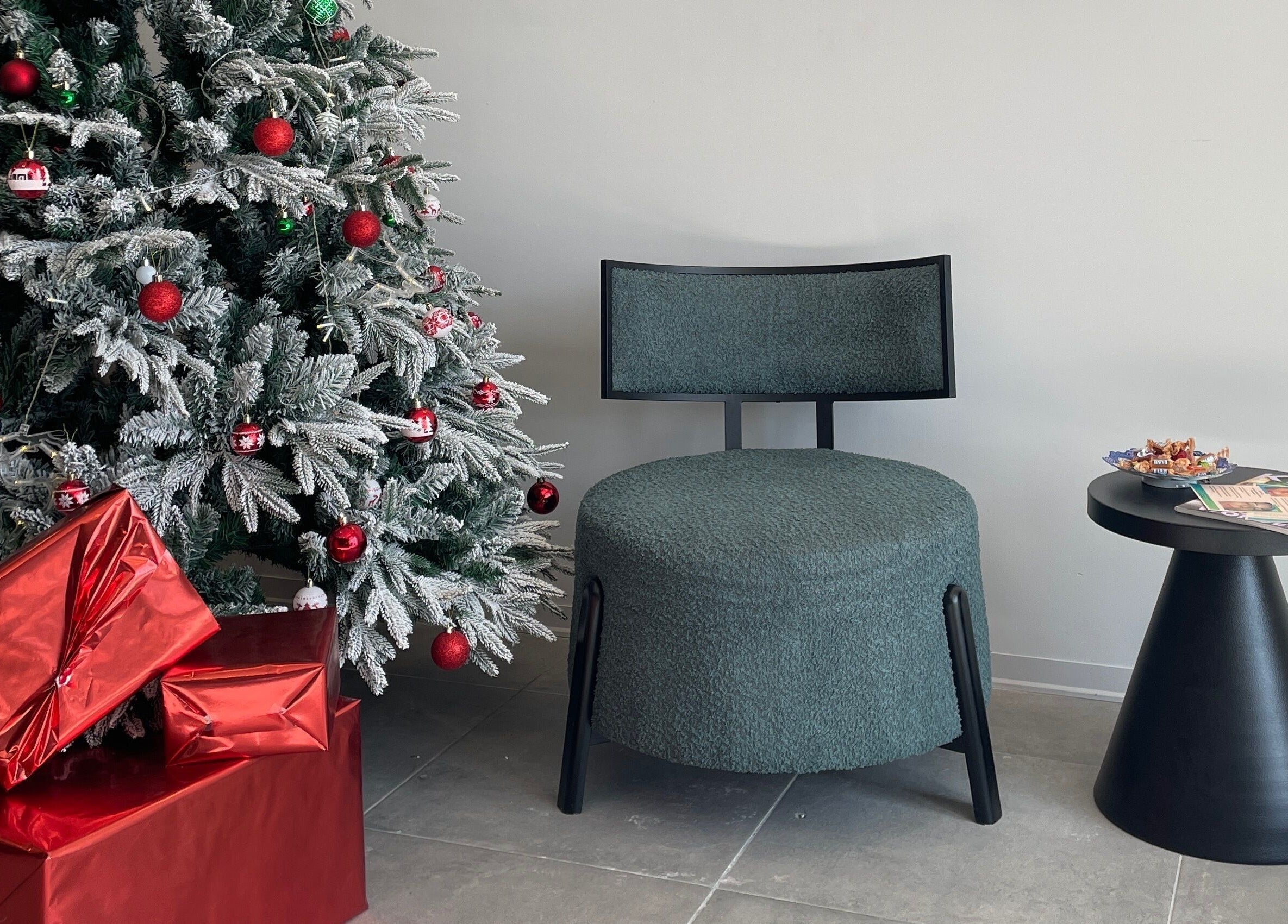 Holiday decor at Diva Beauty Lounge, Tas-sliema, MT with a chair, Christmas tree, and red gifts.