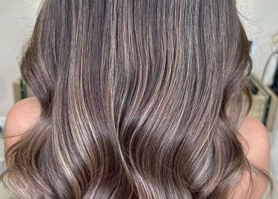 Elegant wavy hairstyle at Lily Hair Studio, Barcelona, Catalunya, ES showcasing professional styling.